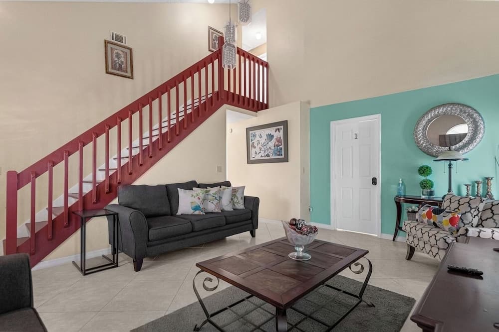Comfortable 4BR Getaway: Wifi & Parking Included