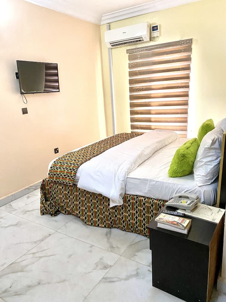 Nue Crest Hotel & Suites