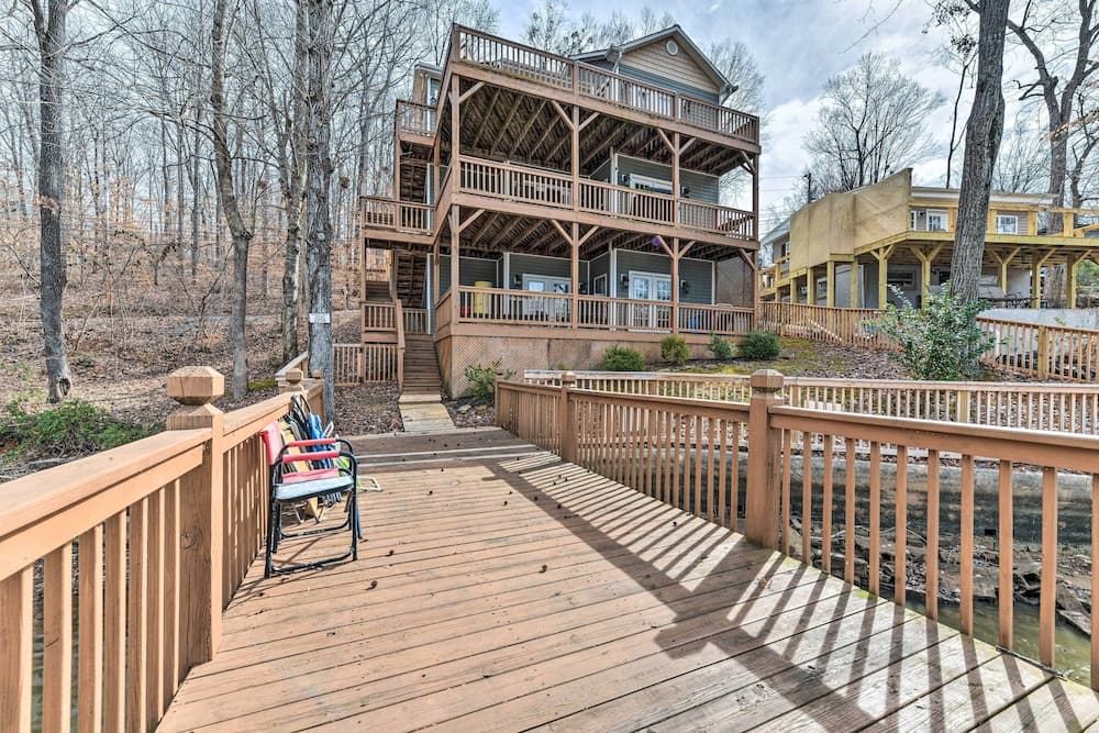 Lakefront Lexington House w/ Spacious Deck!