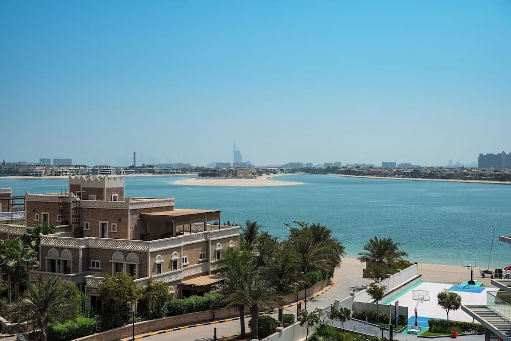Th8 Palm Dubai Beach Resort, Vignette Collection by IHG