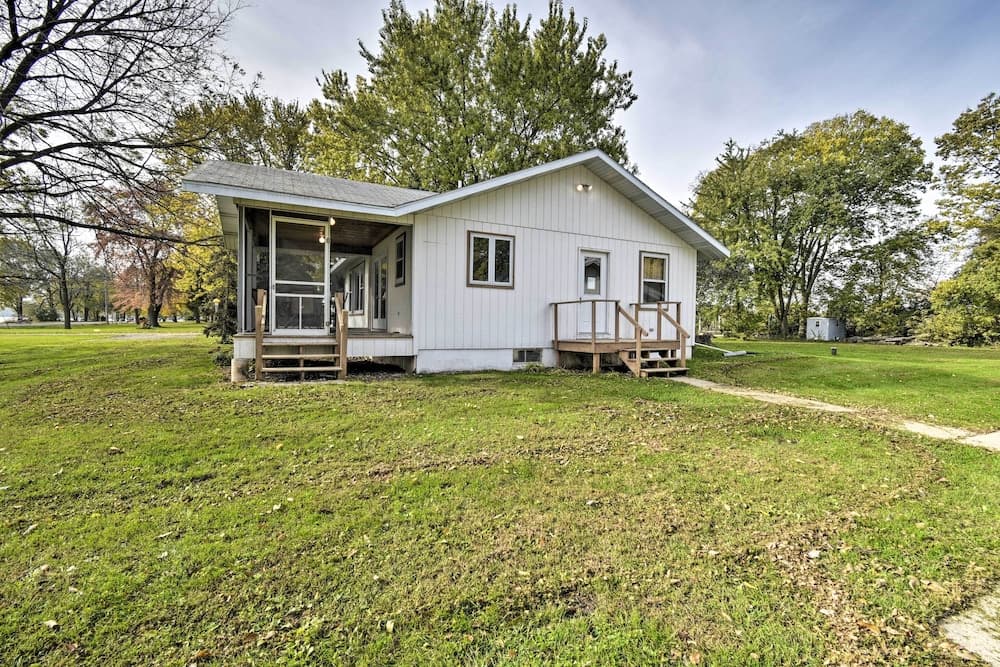 Charming Neenah House w/ Porch on Lake Winnebago!