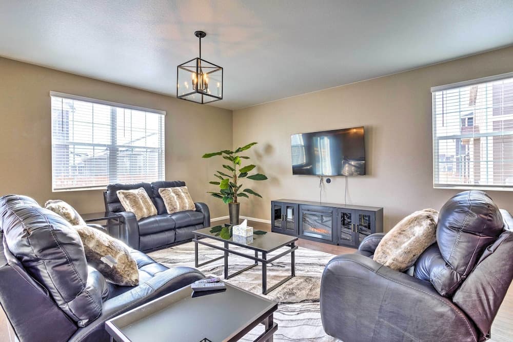 10 Mi to Dia: Spacious Aurora House w/ Yard!