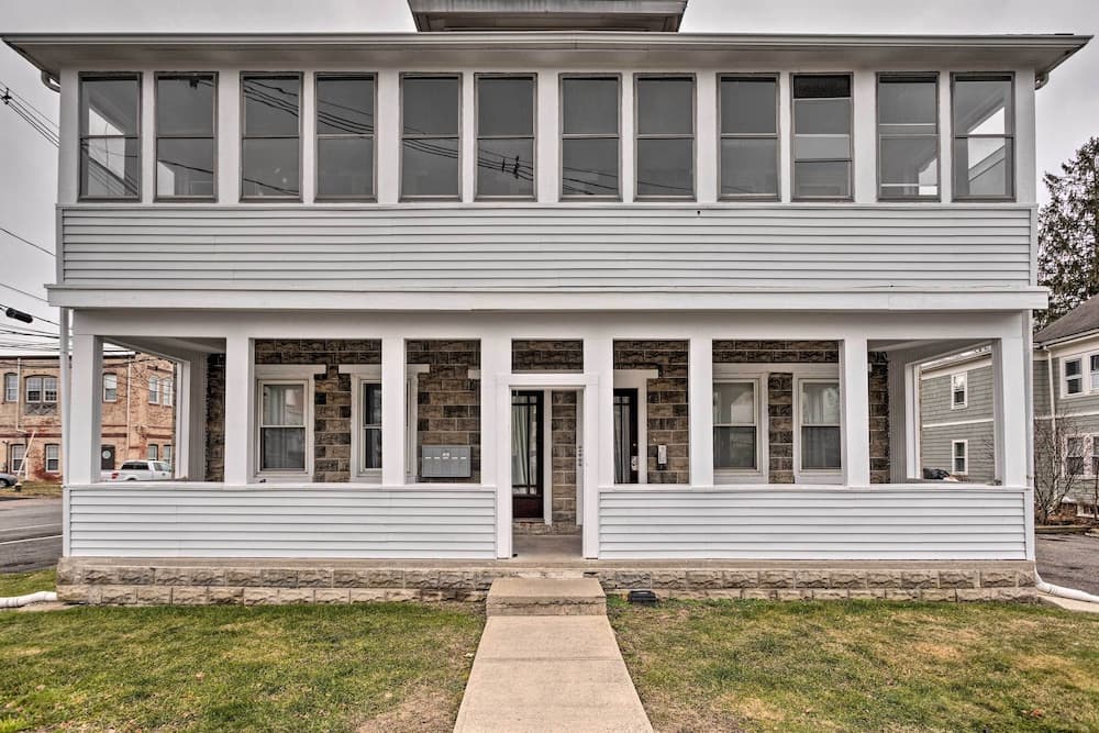 Lovely Stoughton Getaway Near Train Station!