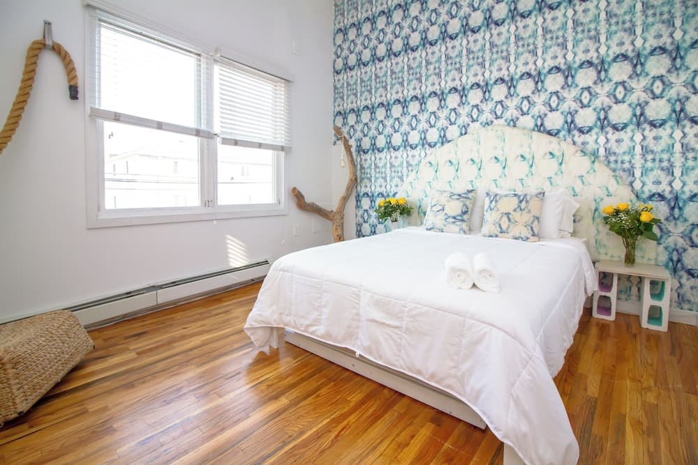 The High Tide #9 One Bedroom Suite with Kitchen Hotel Room by RedAwning