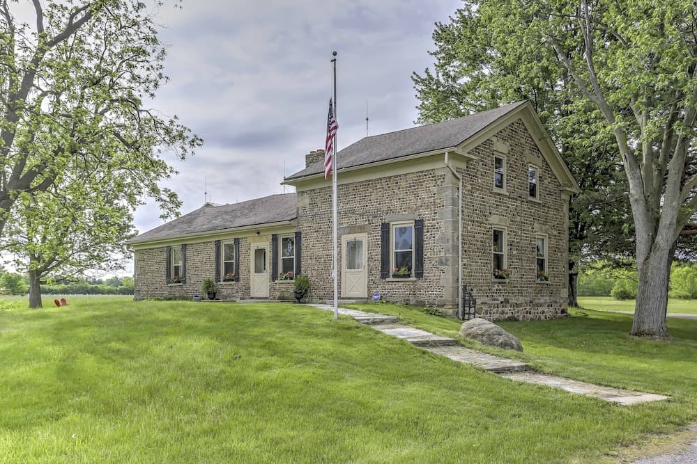 Historic Ottawa Lake House: Deck, Barn + 96 Acres!