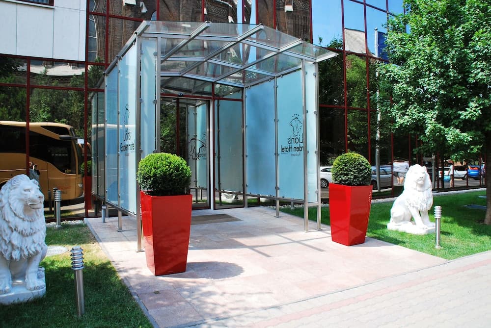 Lions Garden Hotel