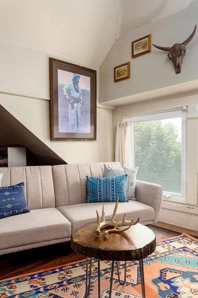 Center of Highlands! Spacious Bardstown loft!