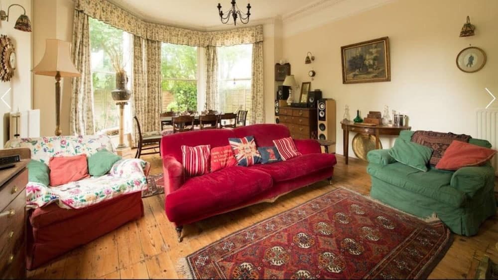2 Bed House - Sleeps 6 - Garden, Pets, Parking