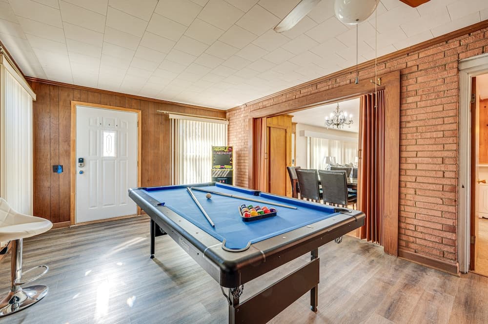 Spacious Lexington Abode w/ Pool Table & Fireplace