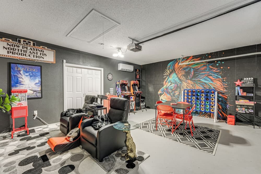 Hot Tub & Movie Theater: Family Oasis in Kissimmee