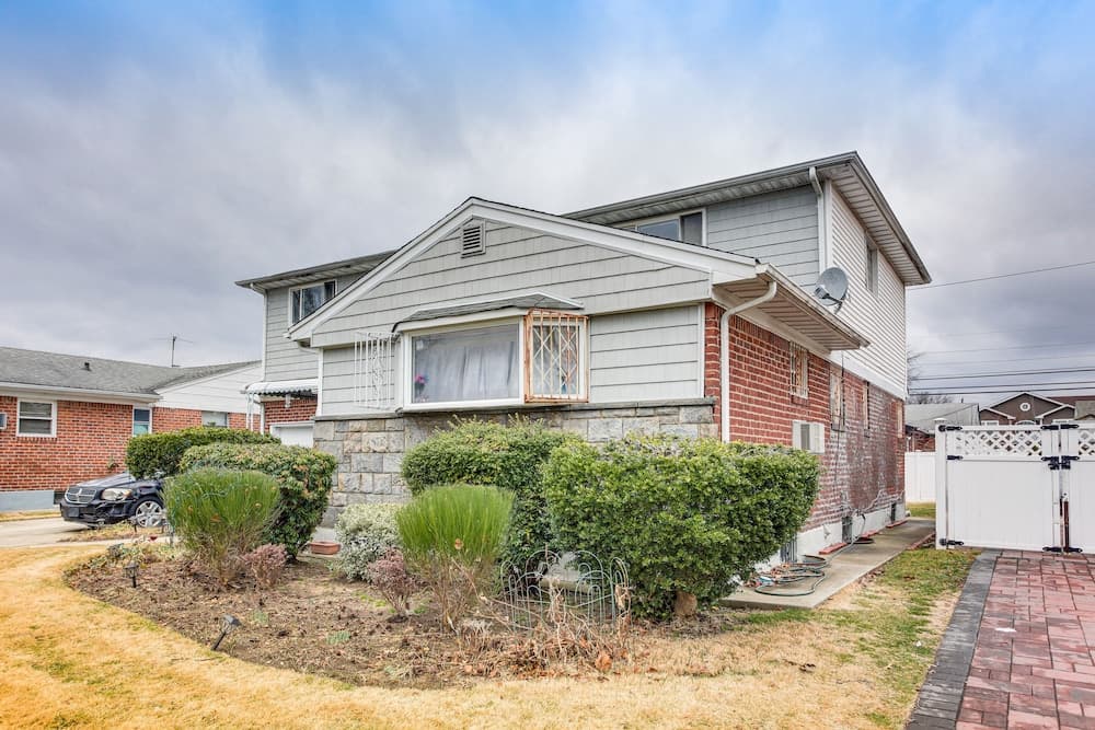Pet-friendly Elmont Apartment: 17 Mi to Nyc!