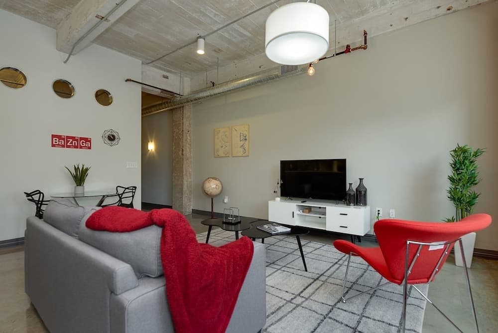Gorgeous 1 Bedroom in Historic Building, Downtown 3