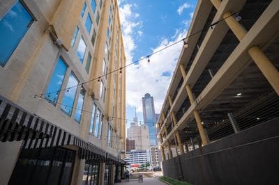 Bright and Modern Downtown Loft with Skyline Views, Free Valet, Gym 2