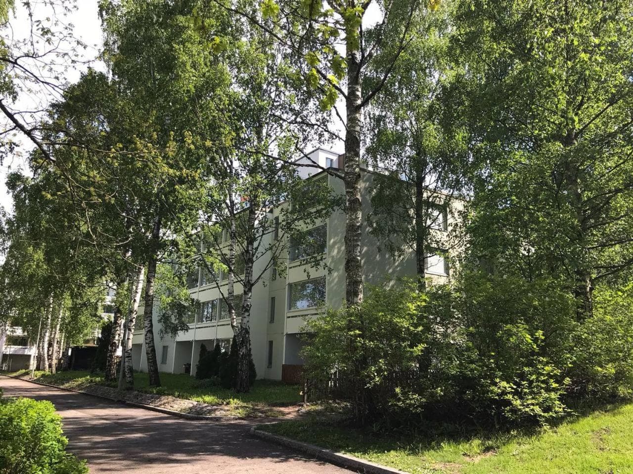 Spacious 1bdrm apartment near metro. Free parking