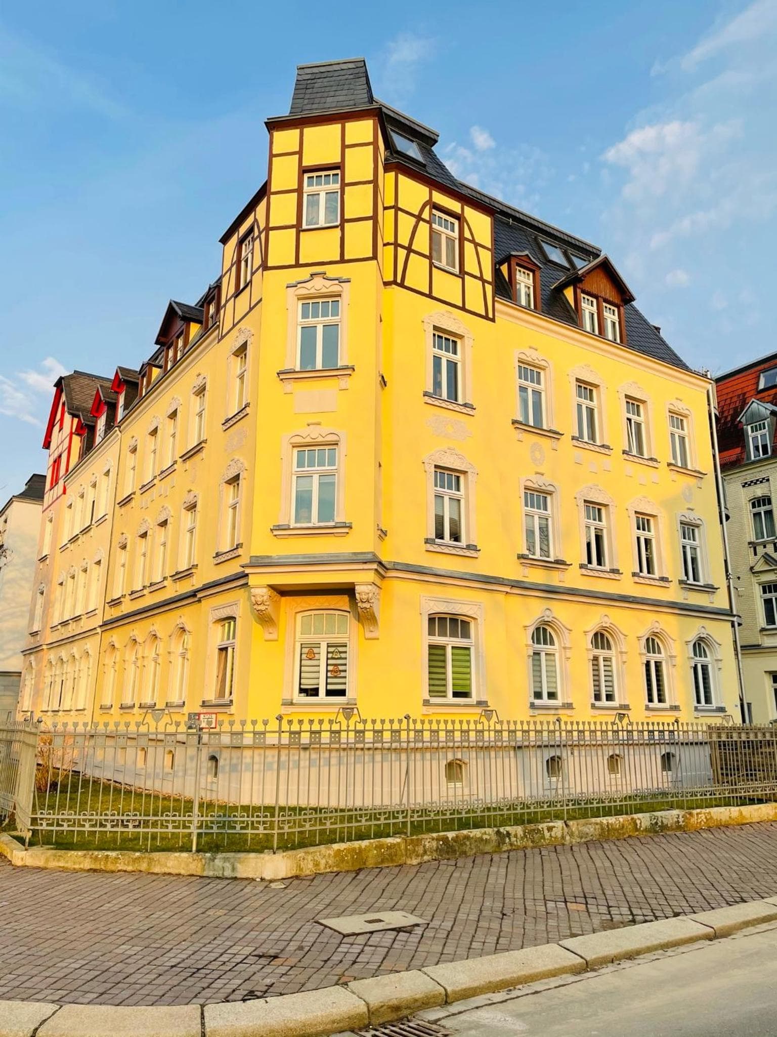 "Glück auf" Lichtdurchflutete schicke Ferienwohnung in Zwickau