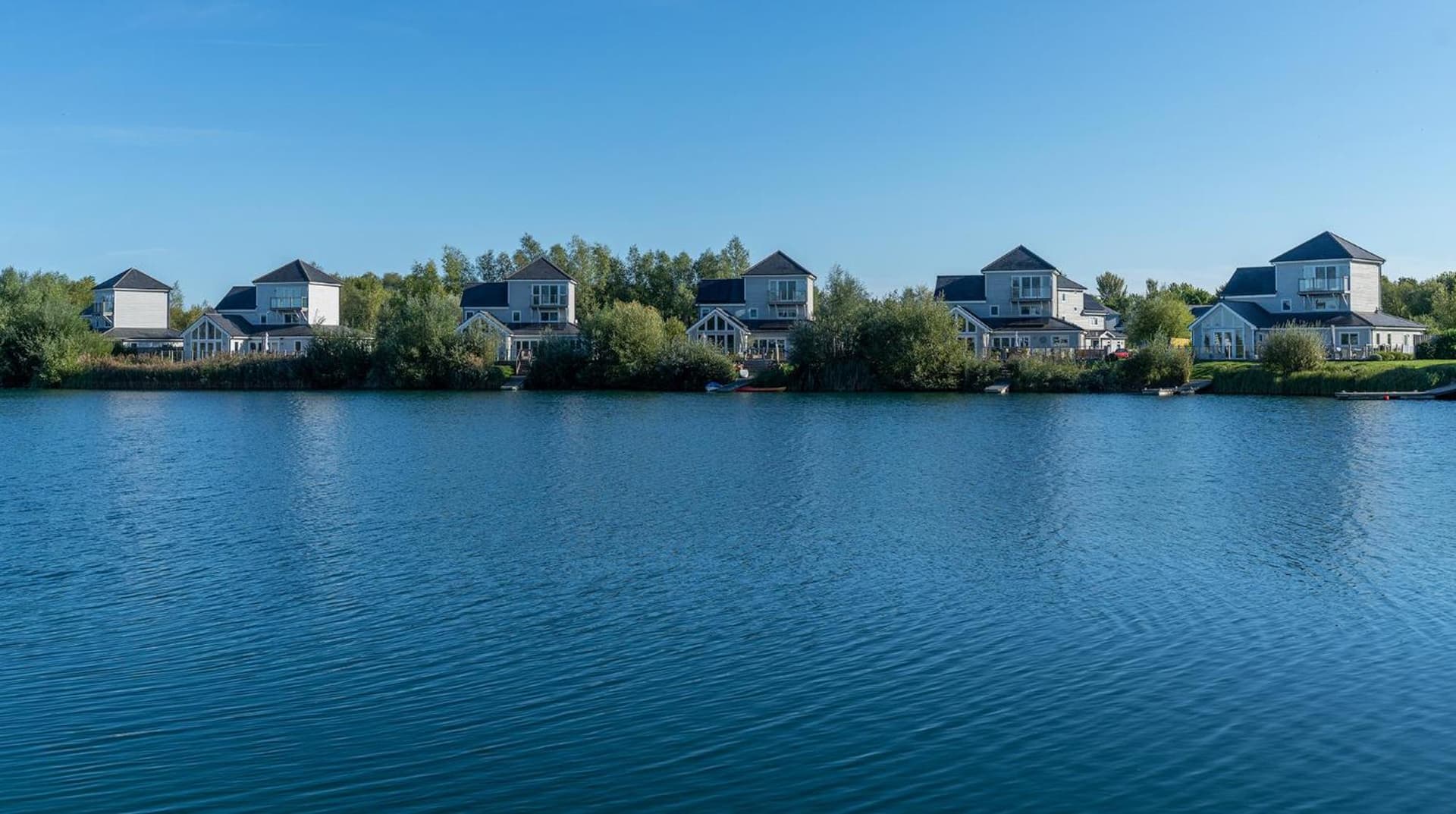 Gorgeous 4 bedroom Cotswolds home with lake view