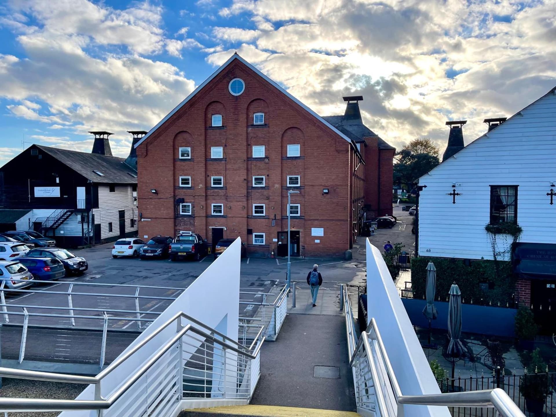 Fantastic convenient 2 Bedroom 2 bathroom Perfect for Stansted Airport, 3 minute walk to Bishops Stortford Train Station!
