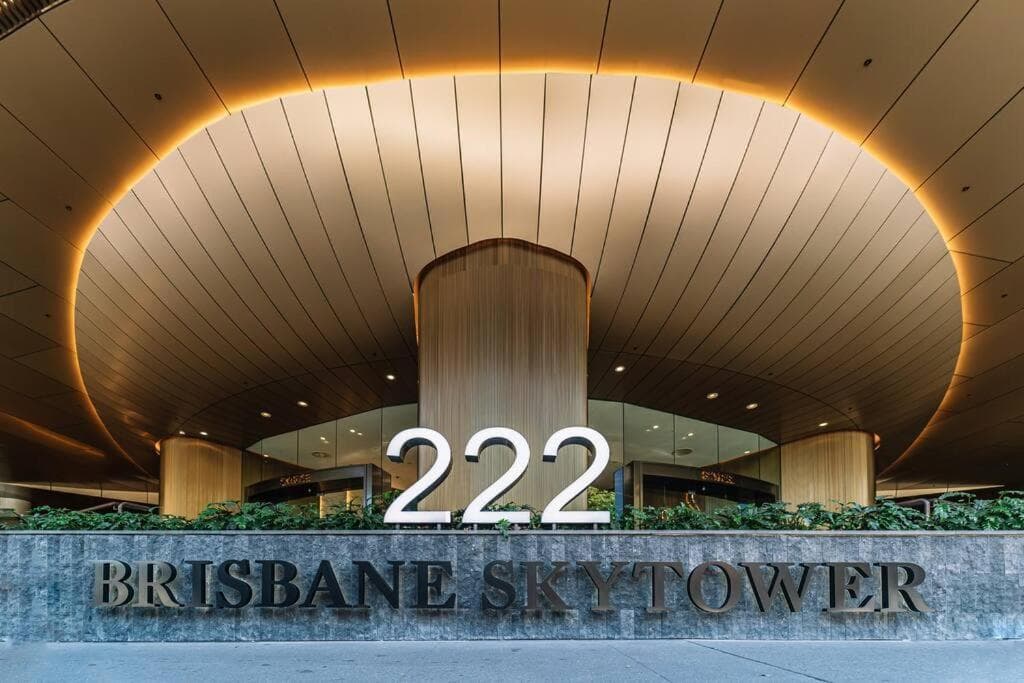 Amazing City &River views 60th level skytower 3 bedrooms&Free parking