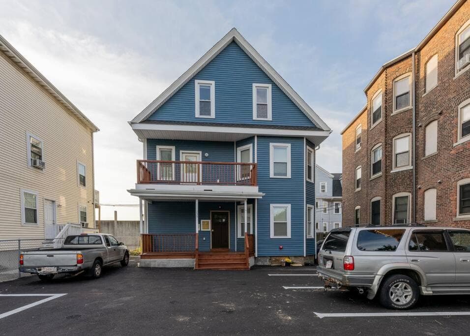 233-1 4BR Boston - Cozy Apt near MBTA Station