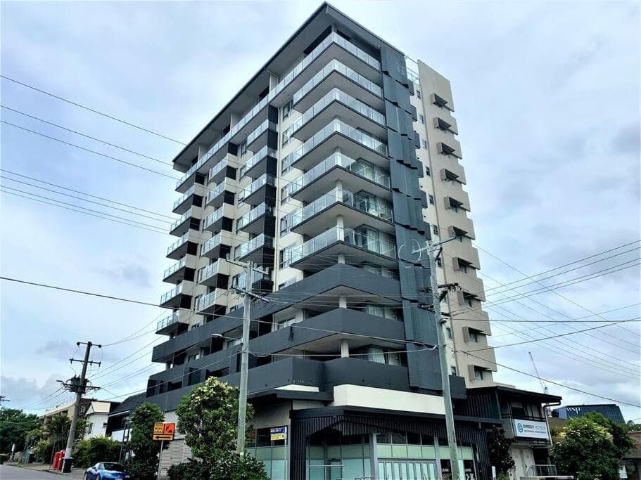 Spacious Inner city Apartment with free parking