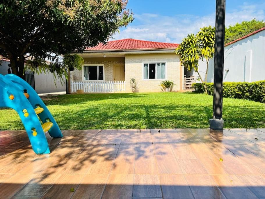 Casa familiar completa con patio grande y estacionamiento en zona tranquila