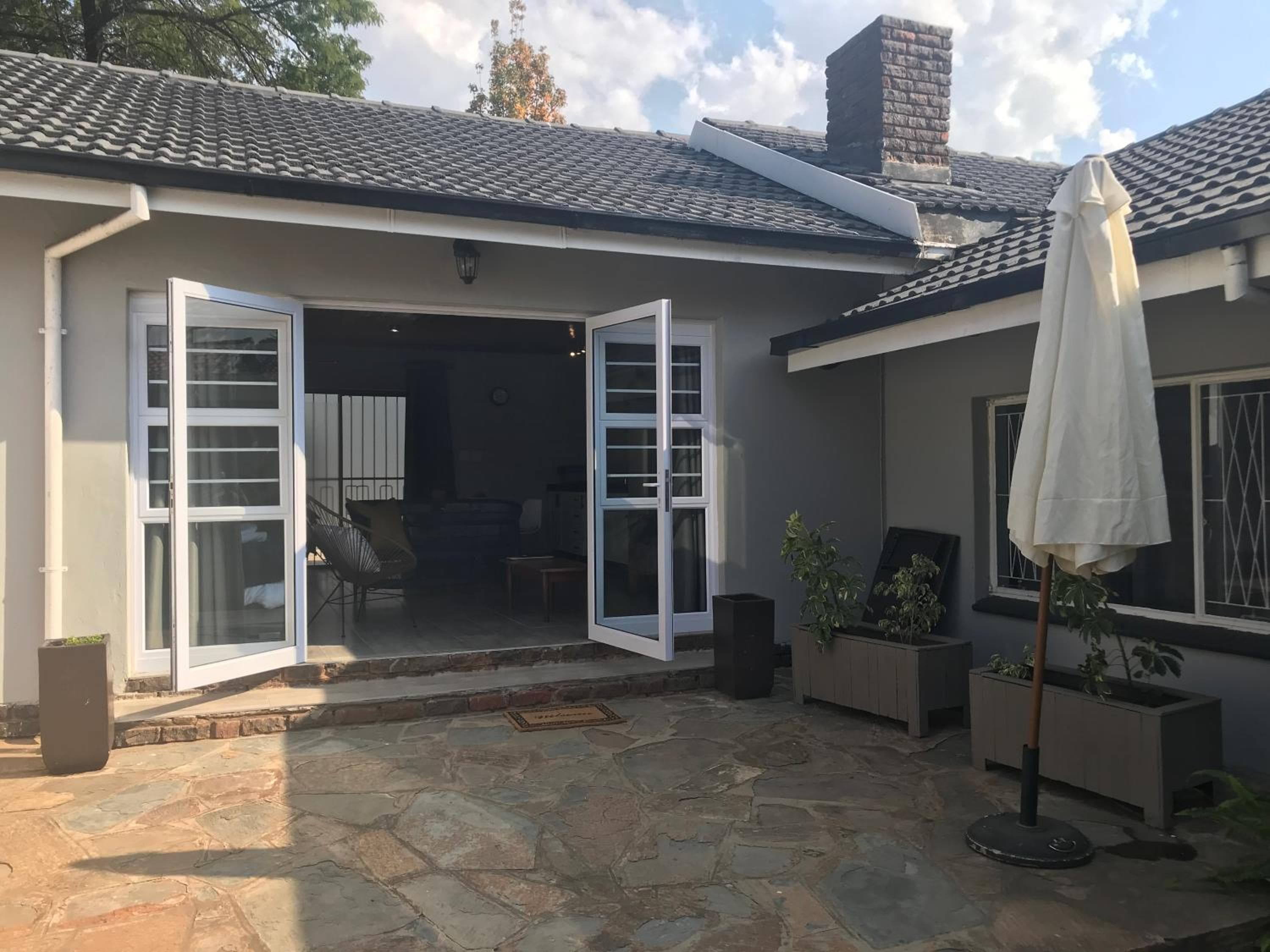 Blue Lotus Guest House Pta East-Solar power