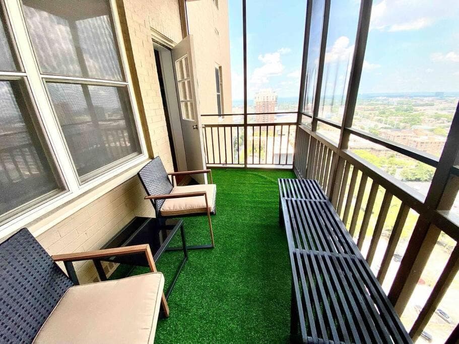 21st floor cozy condo in the center of DT Atlanta
