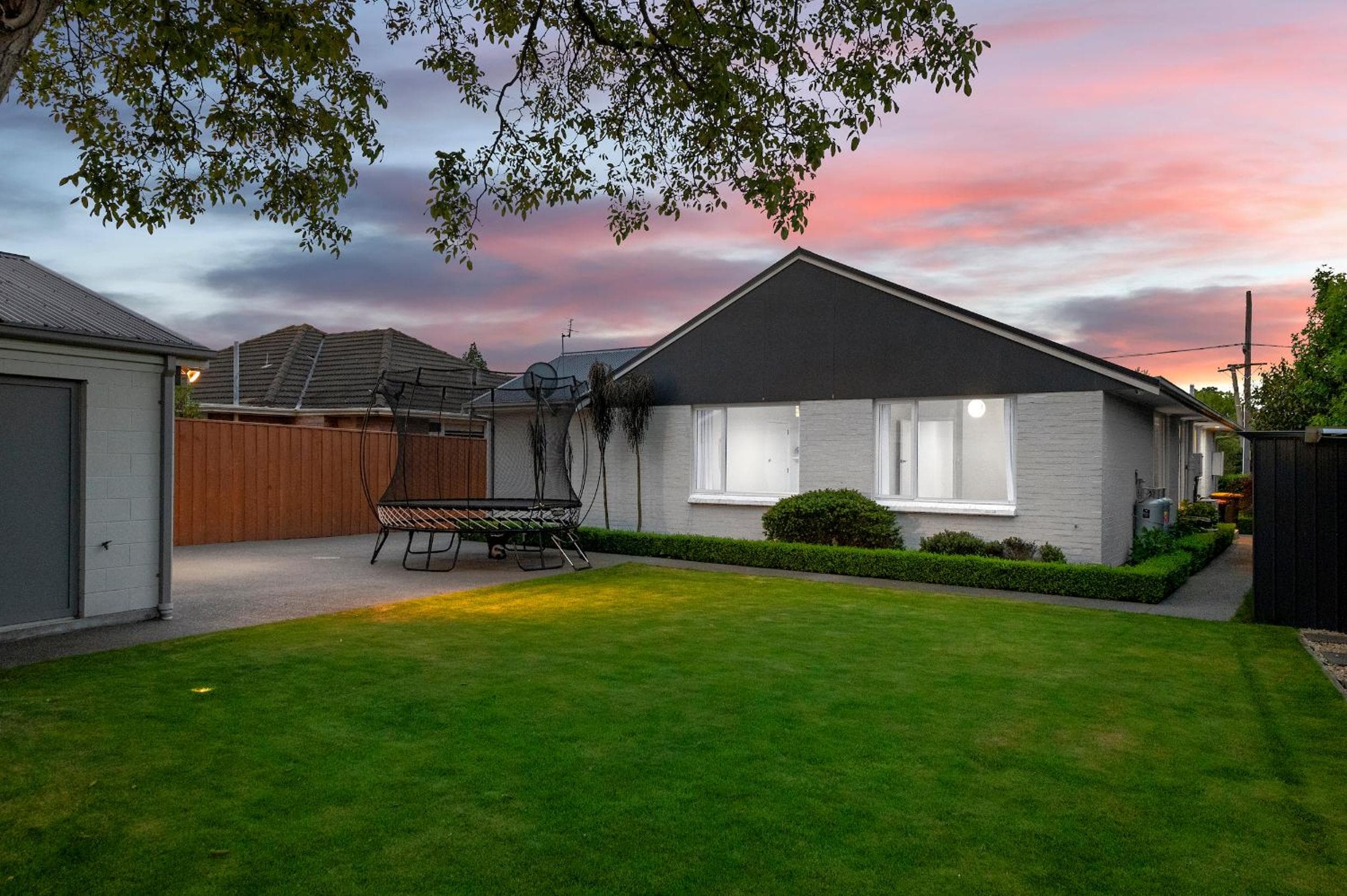 Spacious Family 4BR Home, Near Airport, Large Backyard