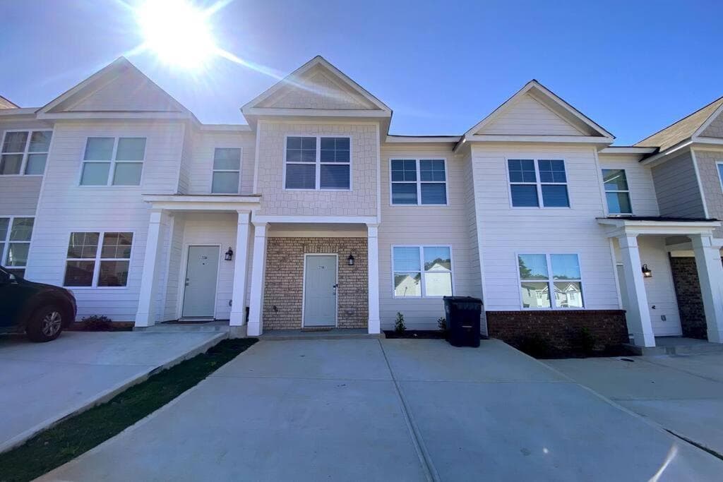 Brand NEW HOME mins to airport