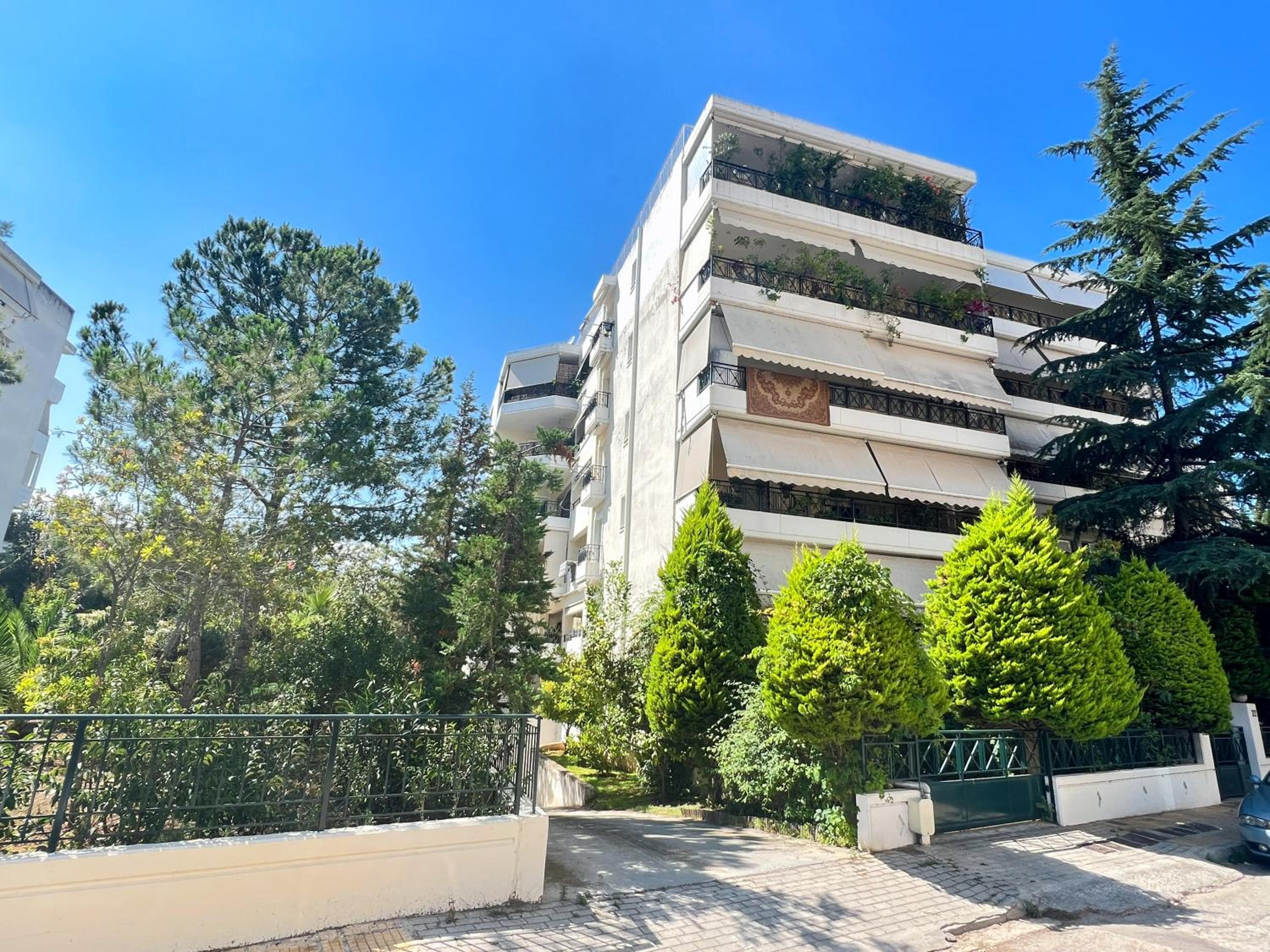 Cozy fairytal garden apartment, Family Friendly, Free parking, 15 Min to Airport