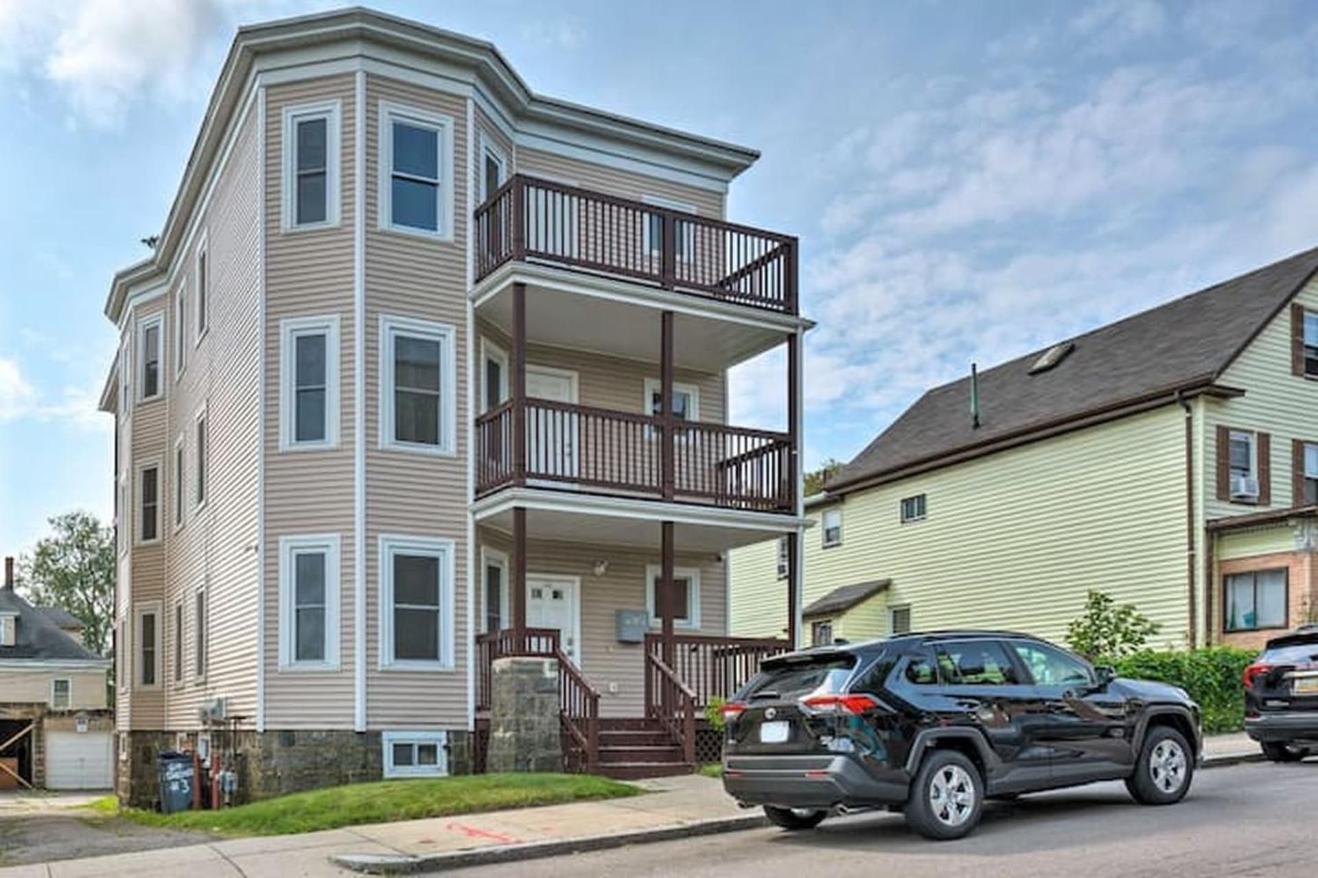Astonishing 4BR Bright *Apt with modern amenities!
