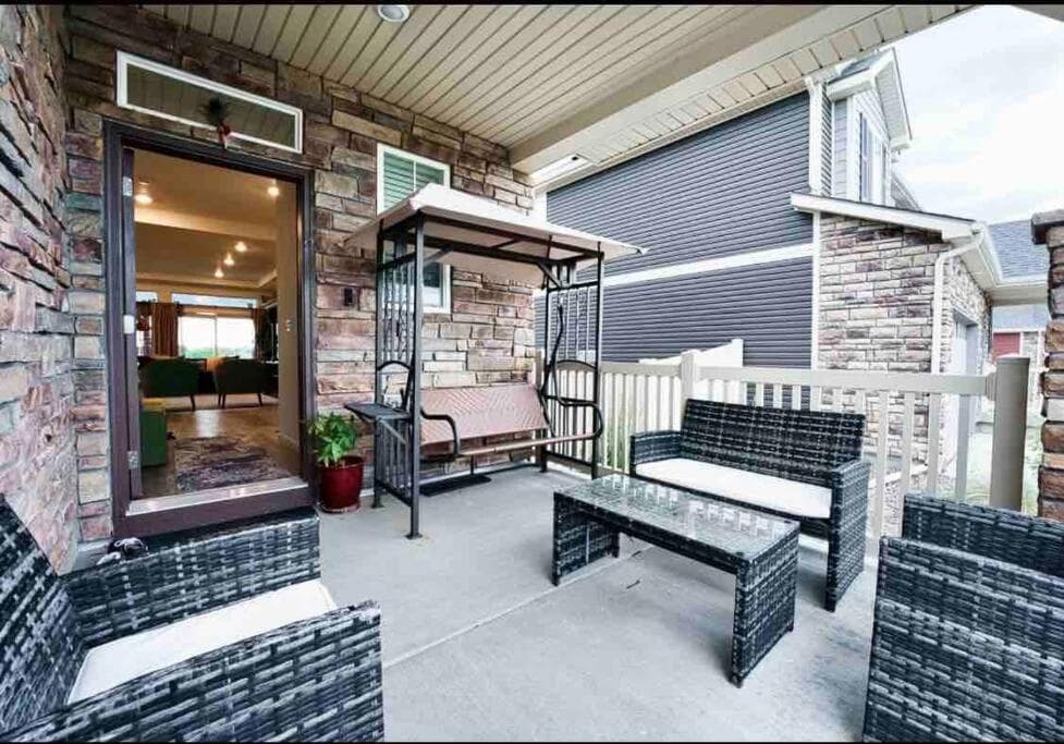 Mountain View House with Jacuzzi 5 beds 3 full bath near Airport