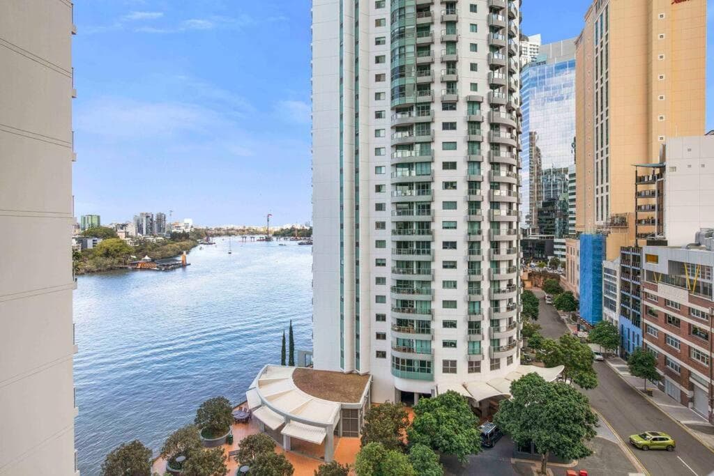 Holly's City Skyline-Views, Pool, Spa, CBD Central