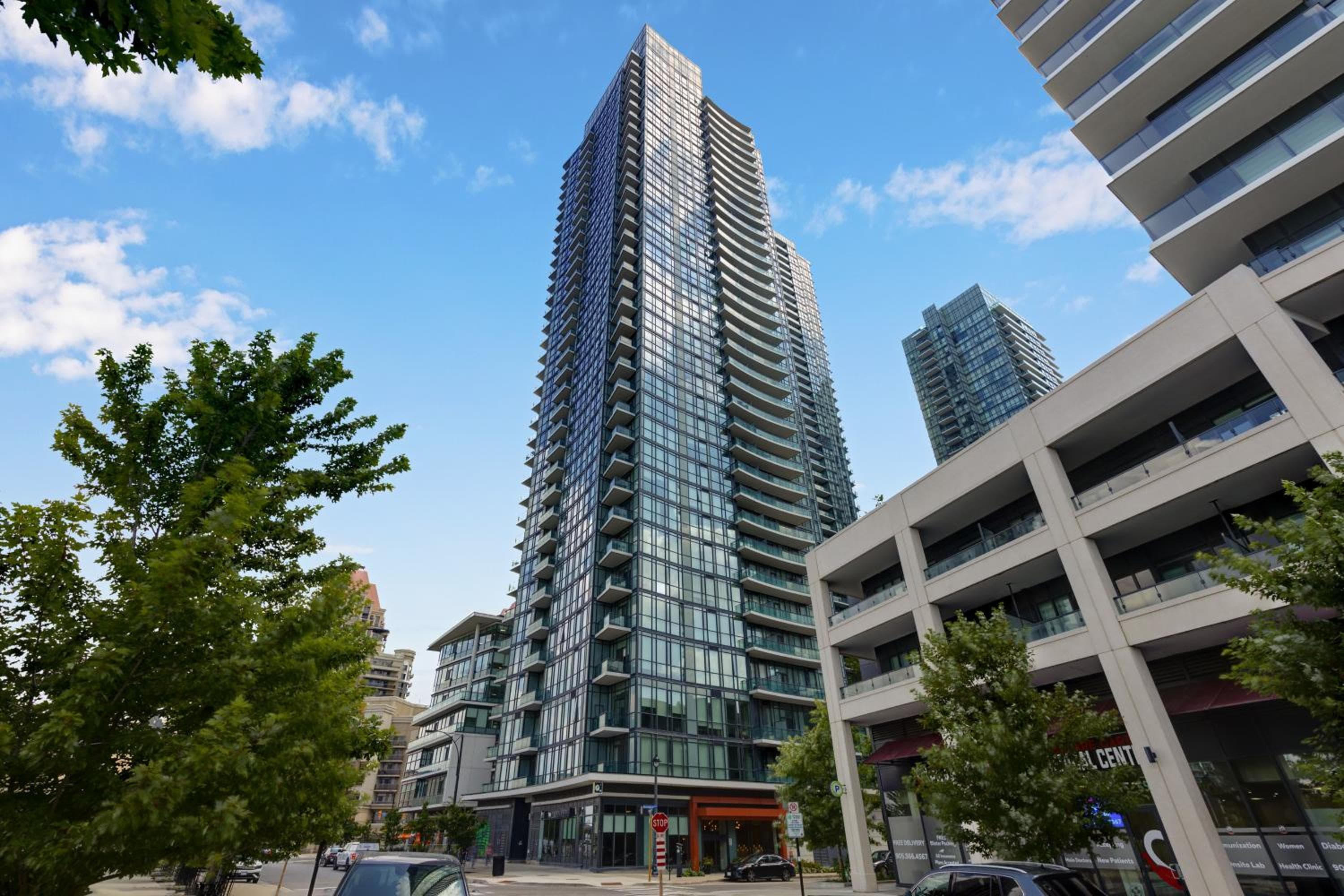Ultra Luxurious 2.5 Bedroom 2 Full Bathroom 1 Parking Condo Near SQ1 Striking Views