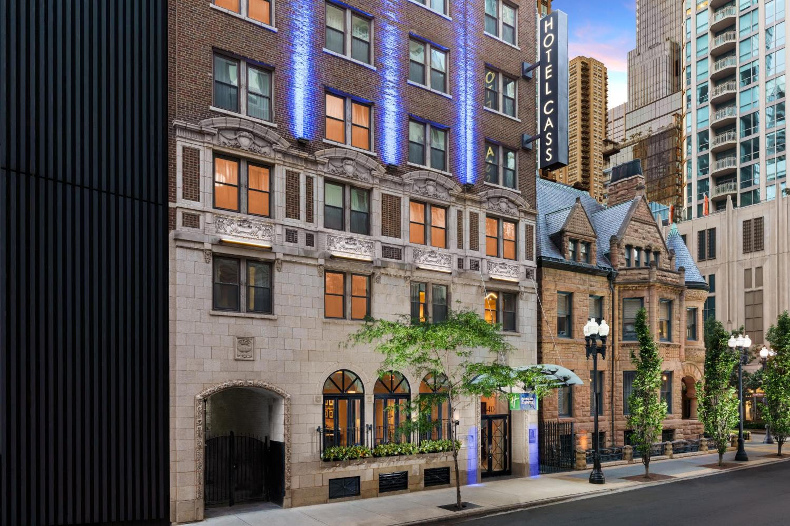 Holiday Inn Express Chicago - Magnificent Mile by IHG