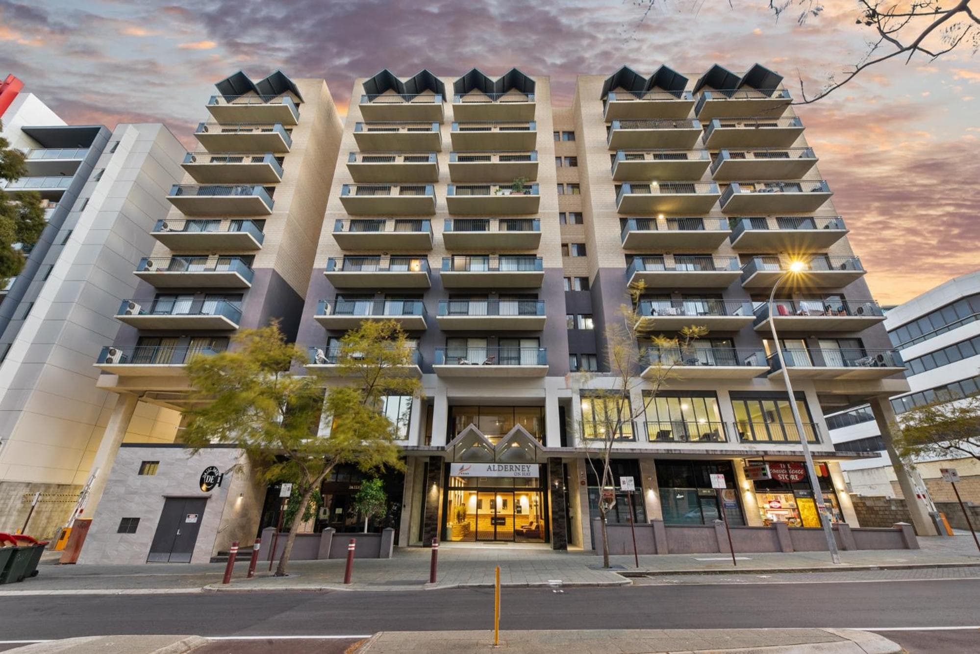 Spacious 2BR East Perth Pool Gym CATBus CBD Optus