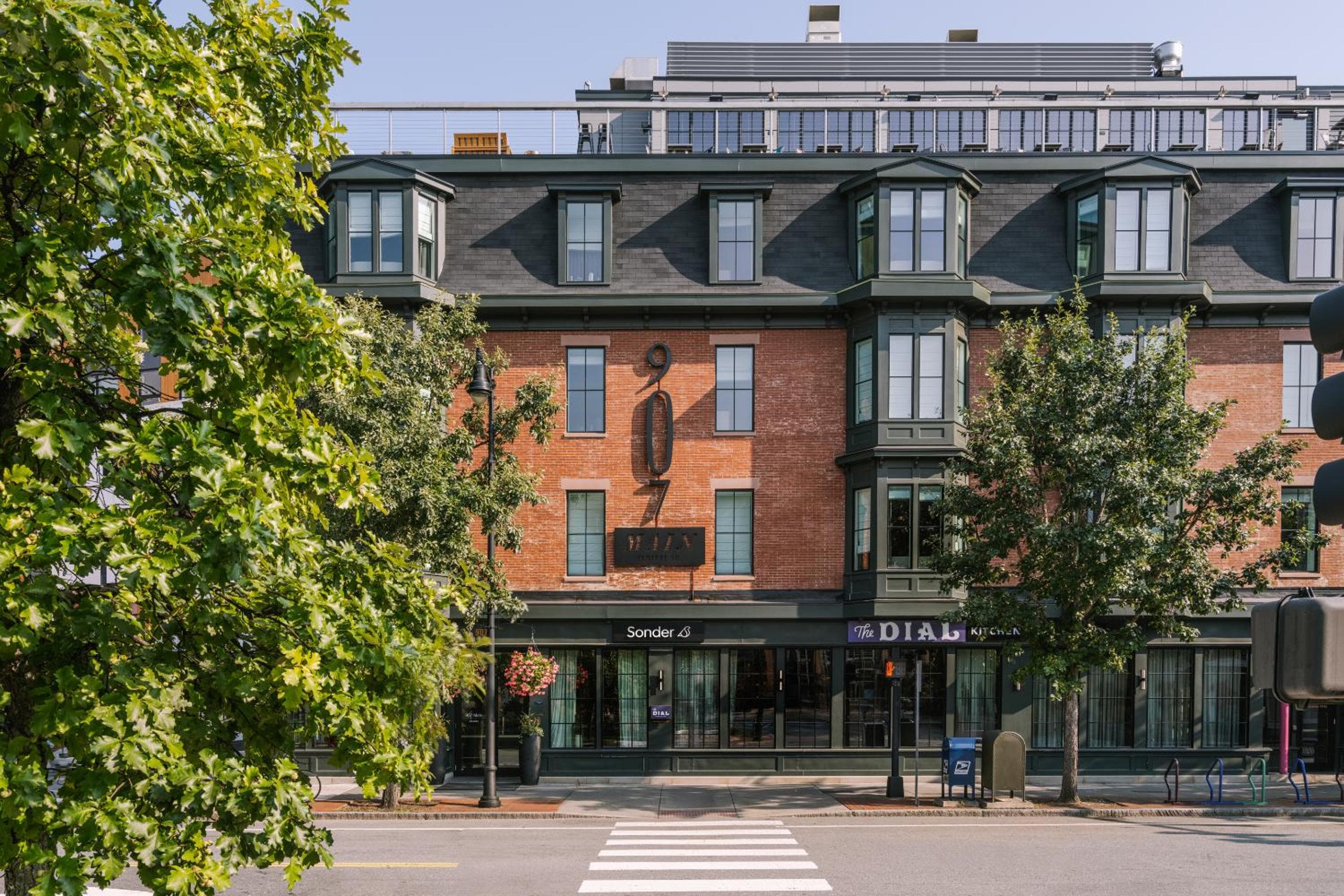 Lark Hotels 907 Main