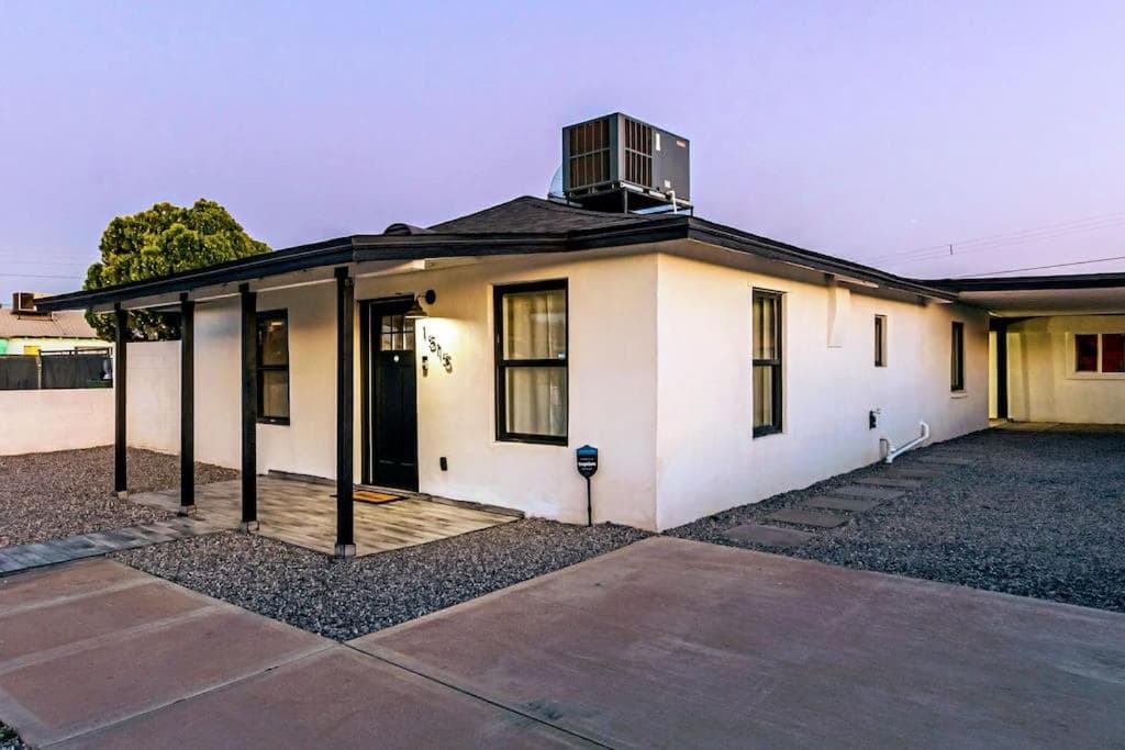 Phoenix Retreat - Studio with King Bed - 10 min from Airp - Unit C
