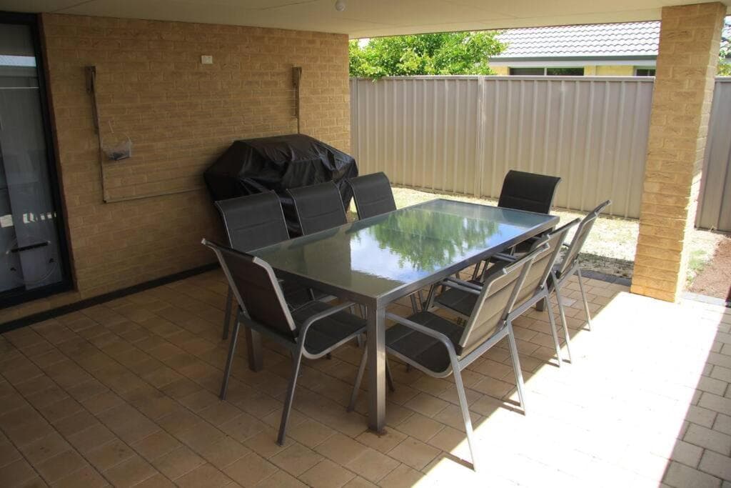 Southern River Family Accommodation. Free WiFi