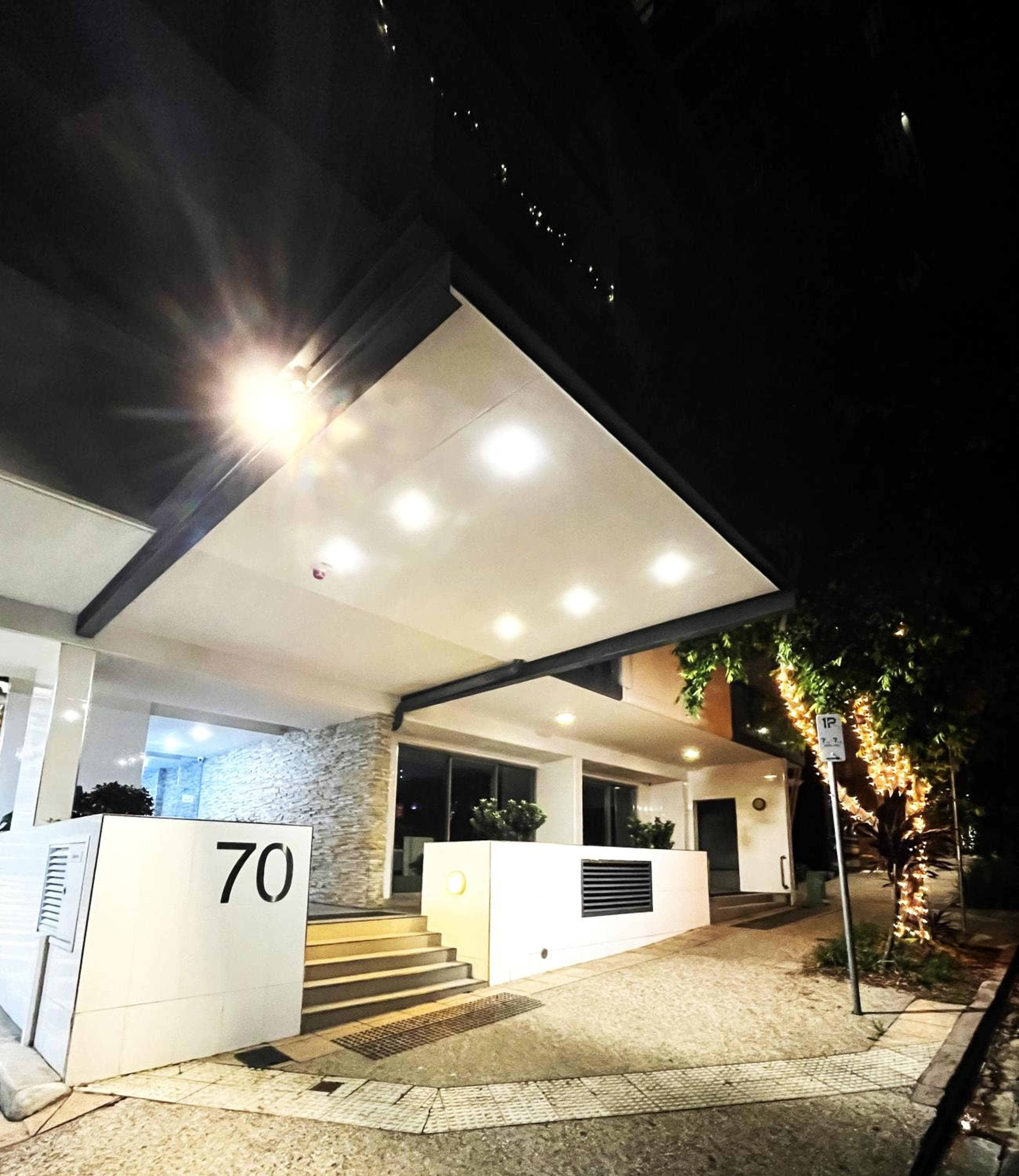 Perfect Locale 2bed Apt Parking
