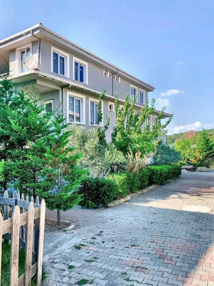 Ahmet teacher hotel, 5 minutes from the airport