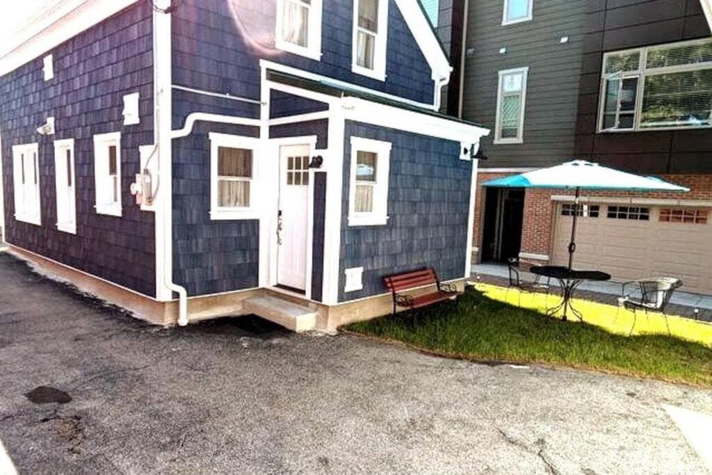 Walkable Elmwood Cottage, No Chores 4Bath 4BR 4Car
