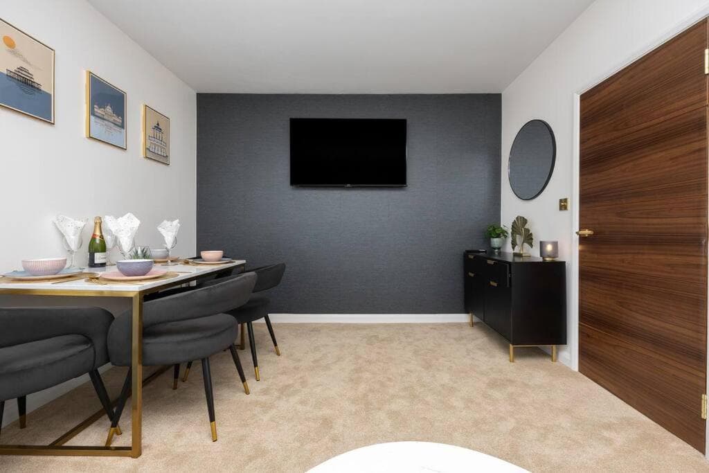 Stunning modern space in Hove & free parking