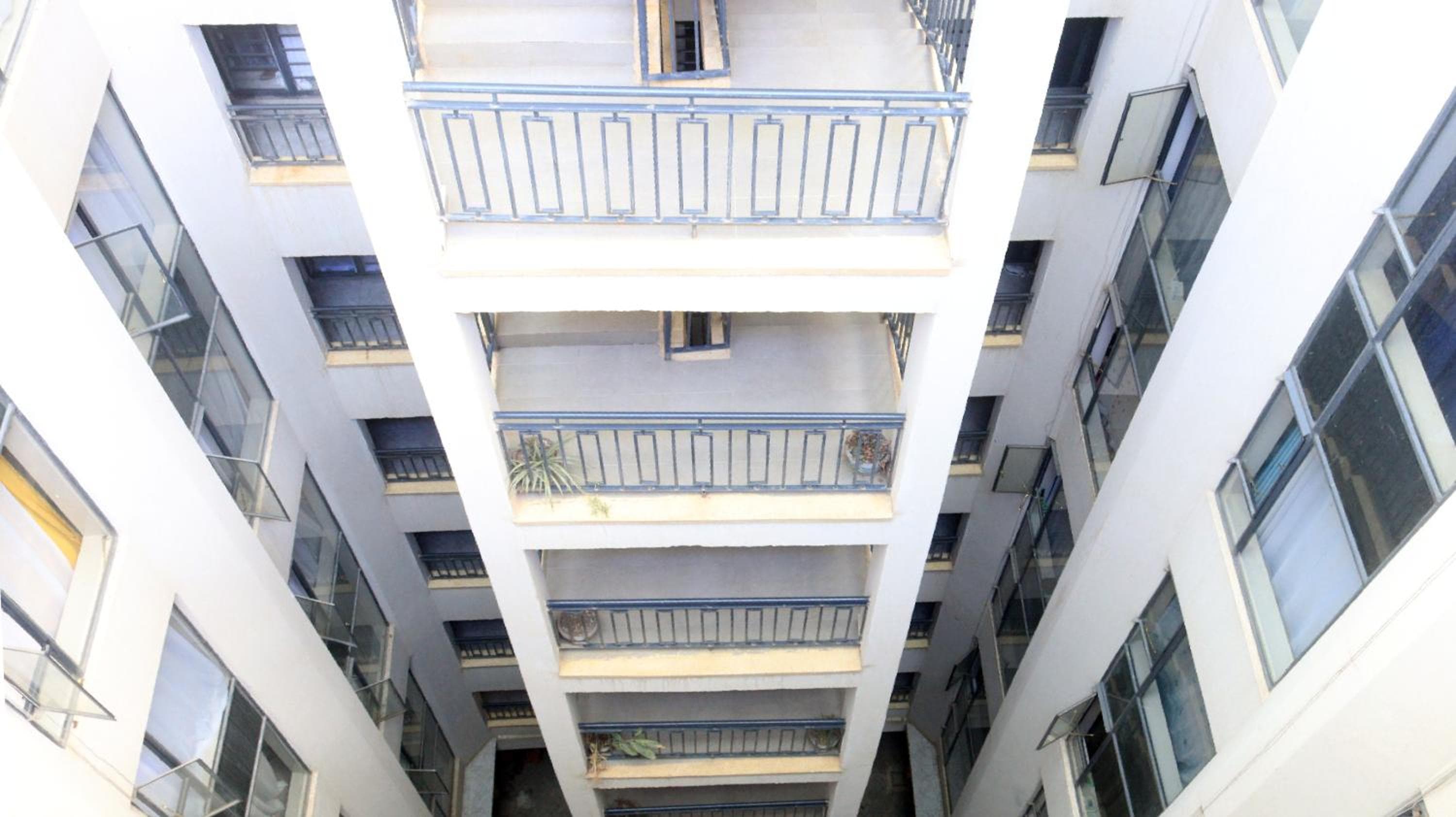DefiniteHomes1 - Fully furnished studio with a rooftop restaurant near JKIA Airport, Downtown Nairobi