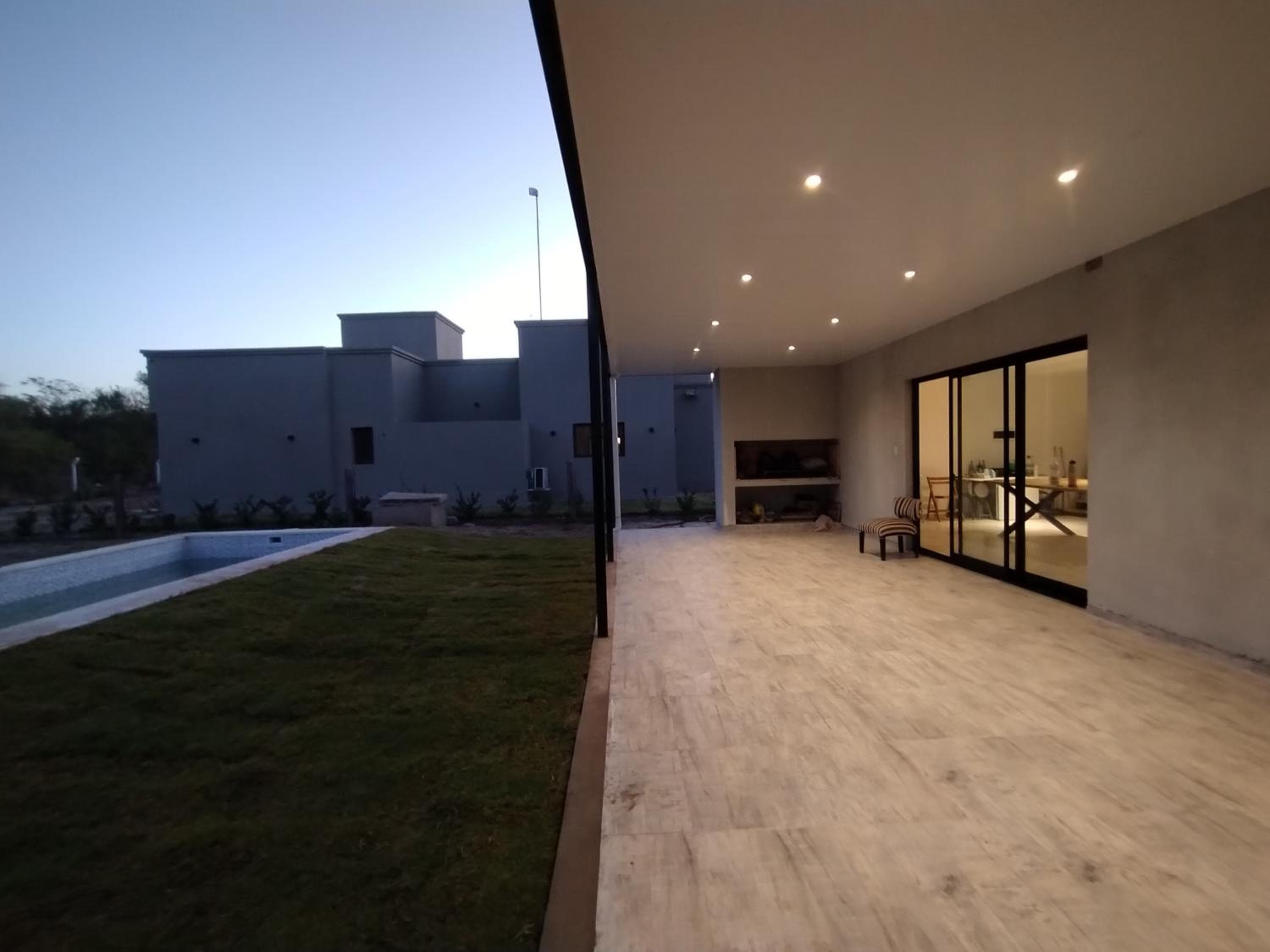 Residencia en maco con piscina