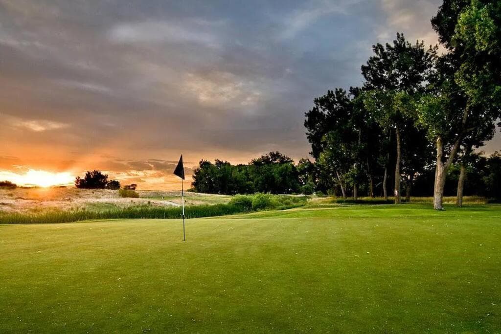 Stunning Golf Course View in Denver