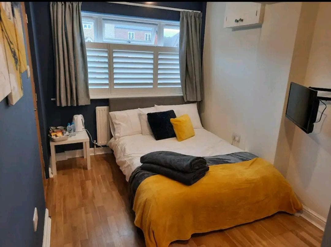 Double Room with ensuite close to silverstone