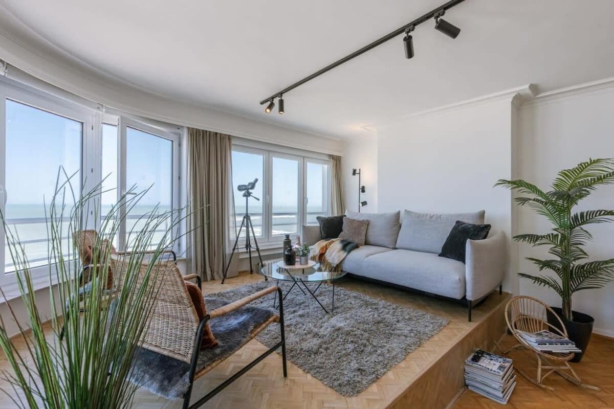Huswell - Frontal seaview apartment in Ostend