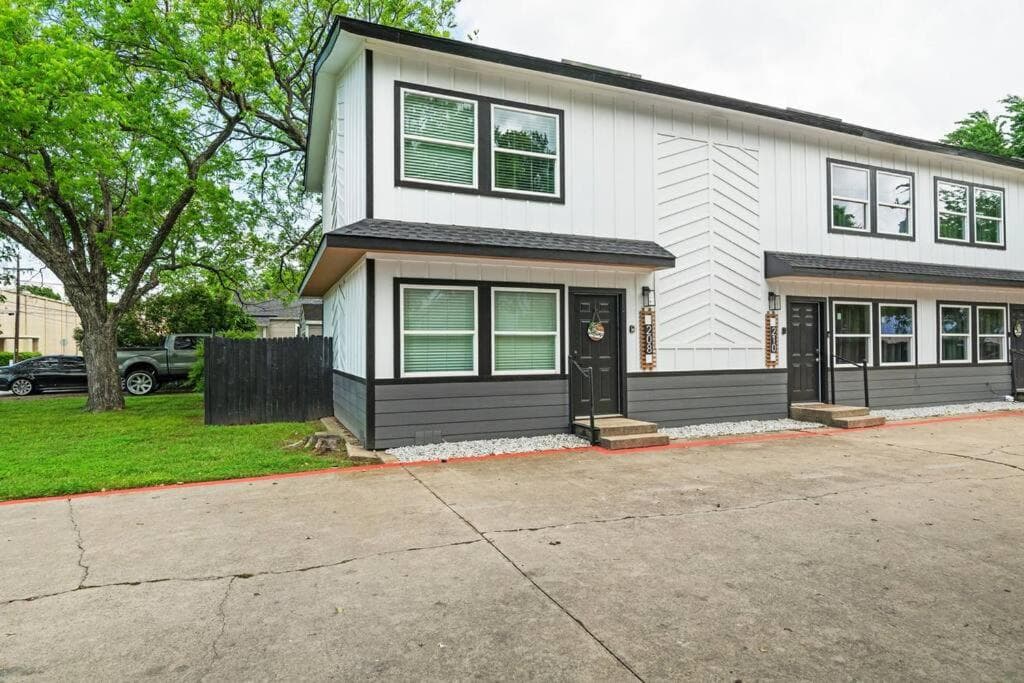 Stylish & Comfy Downtown Gem Irving Parking