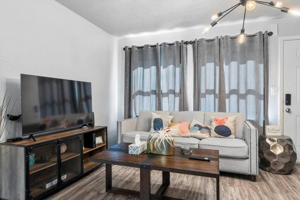 Luxe 2-Bedroom Retreat Workspace Netflix
